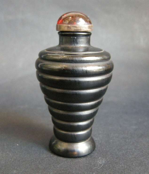 Snuff bottle in lacquer wood twisted